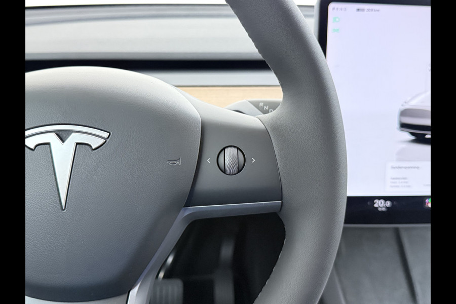 Tesla Model Y Long Range AWD 75kWh SOH 94% Warmtepomp AI-Computer Traffic Aware Adap.Cruise Leder Panoramadak Navi Ecc Camera Stoel+Stuurverwa Privacy Glas Lmv Elek.Achterklep Led Elek.Stoelen+Memory 4WD Fabrieksgarantie tot 15-02-2027 - Garantie op de Accu+Motor tot 15-2-2031/192.000km