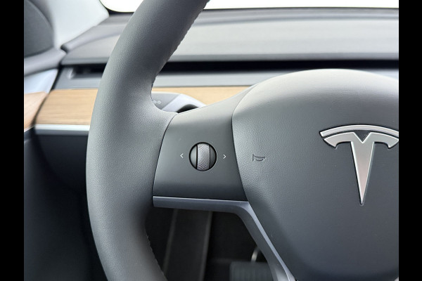 Tesla Model Y Long Range AWD 75kWh SOH 94% Warmtepomp AI-Computer Traffic Aware Adap.Cruise Leder Panoramadak Navi Ecc Camera Stoel+Stuurverwa Privacy Glas Lmv Elek.Achterklep Led Elek.Stoelen+Memory 4WD Fabrieksgarantie tot 15-02-2027 - Garantie op de Accu+Motor tot 15-2-2031/192.000km