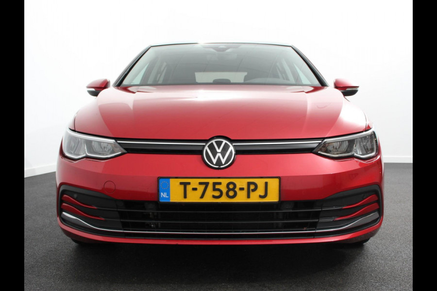 Volkswagen Golf 1.0 eTSI 110pk Active Automaat Panorama dak Navigatie Climate Control Adaptive Cruise Control Virtual Cockpit Stoelverwarming Extra Getint Glas