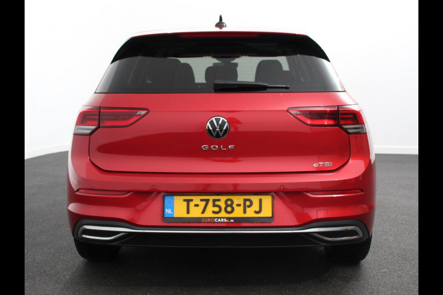 Volkswagen Golf 1.0 eTSI 110pk Active Automaat Panorama dak Navigatie Climate Control Adaptive Cruise Control Virtual Cockpit Stoelverwarming Extra Getint Glas