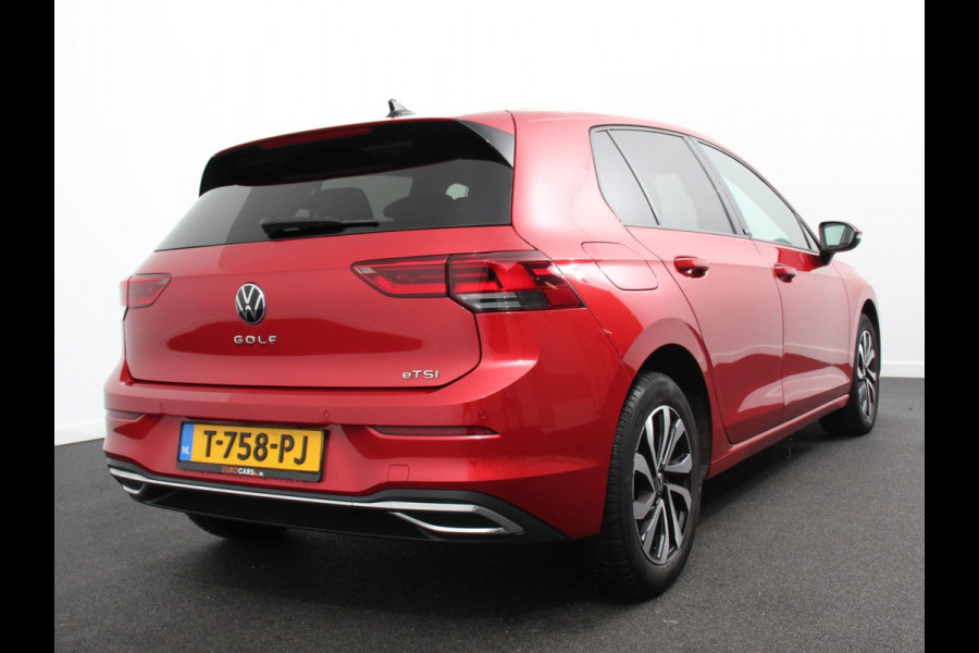 Volkswagen Golf 1.0 eTSI 110pk Active Automaat Panorama dak Navigatie Climate Control Adaptive Cruise Control Virtual Cockpit Stoelverwarming Extra Getint Glas