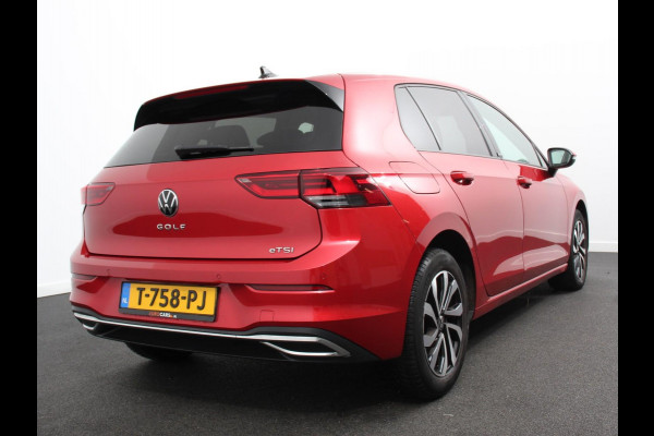 Volkswagen Golf 1.0 eTSI 110pk Active Automaat Panorama dak Navigatie Climate Control Adaptive Cruise Control Virtual Cockpit Stoelverwarming Extra Getint Glas