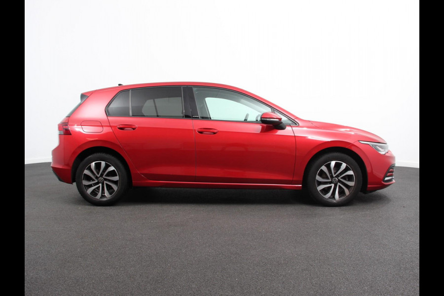 Volkswagen Golf 1.0 eTSI 110pk Active Automaat Panorama dak Navigatie Climate Control Adaptive Cruise Control Virtual Cockpit Stoelverwarming Extra Getint Glas