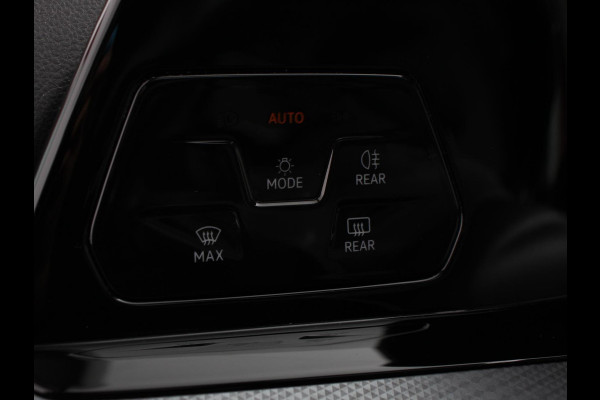 Volkswagen Golf 1.0 eTSI 110pk Active Automaat Panorama dak Navigatie Climate Control Adaptive Cruise Control Virtual Cockpit Stoelverwarming Extra Getint Glas