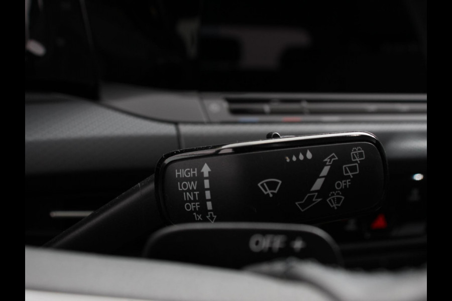Volkswagen Golf 1.0 eTSI 110pk Active Automaat Panorama dak Navigatie Climate Control Adaptive Cruise Control Virtual Cockpit Stoelverwarming Extra Getint Glas