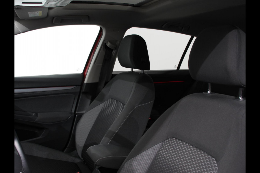 Volkswagen Golf 1.0 eTSI 110pk Active Automaat Panorama dak Navigatie Climate Control Adaptive Cruise Control Virtual Cockpit Stoelverwarming Extra Getint Glas