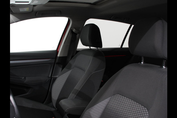Volkswagen Golf 1.0 eTSI 110pk Active Automaat Panorama dak Navigatie Climate Control Adaptive Cruise Control Virtual Cockpit Stoelverwarming Extra Getint Glas