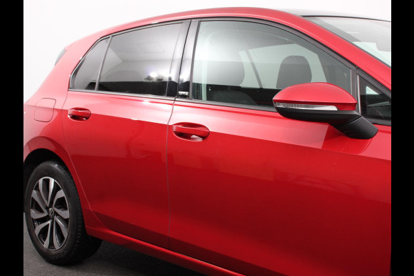 Volkswagen Golf 1.0 eTSI 110pk Active Automaat Panorama dak Navigatie Climate Control Adaptive Cruise Control Virtual Cockpit Stoelverwarming Extra Getint Glas