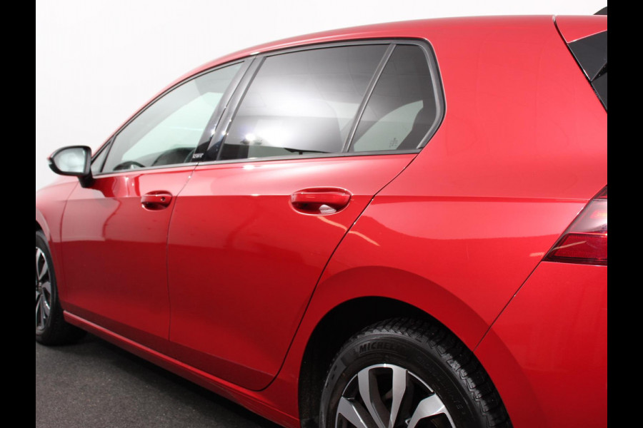 Volkswagen Golf 1.0 eTSI 110pk Active Automaat Panorama dak Navigatie Climate Control Adaptive Cruise Control Virtual Cockpit Stoelverwarming Extra Getint Glas