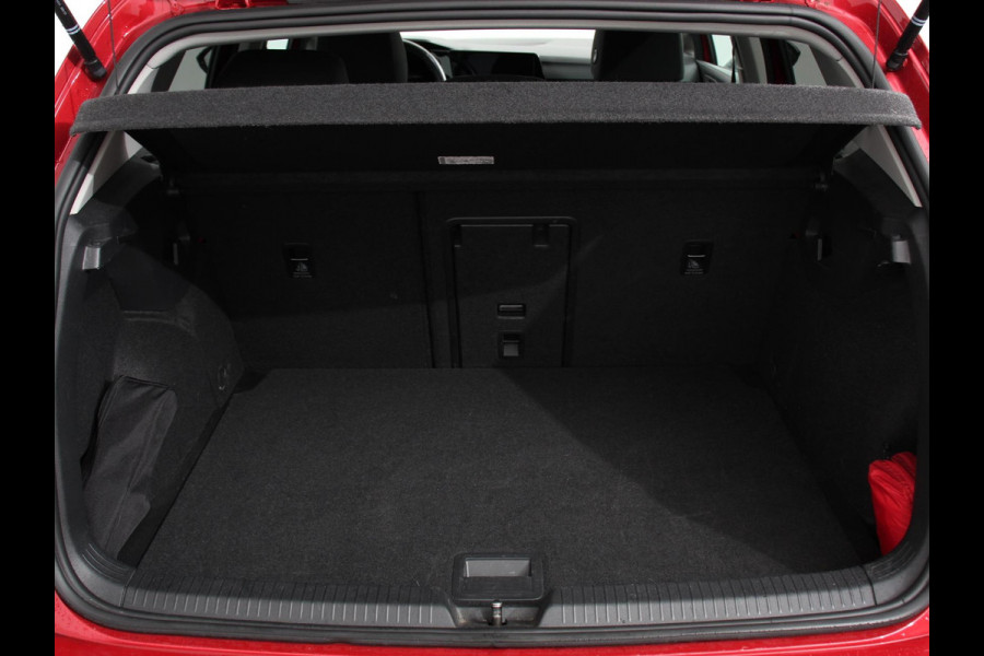 Volkswagen Golf 1.0 eTSI 110pk Active Automaat Panorama dak Navigatie Climate Control Adaptive Cruise Control Virtual Cockpit Stoelverwarming Extra Getint Glas