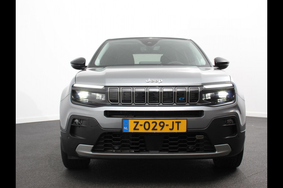 Jeep Avenger Summit 54 kWh SOH 96,5 % Camera Lichtmetalen Velgen 18" Navigatie Apple Carplay/ Android Auto Sfeerverlichting Parkeersensor achter Cruise Control Stoelverwarming Full LED Virtual Cockpit Climate Control Two tone Electrisch bedienbare achterkep