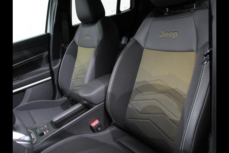 Jeep Avenger Summit 54 kWh SOH 96,5 % Camera Lichtmetalen Velgen 18" Navigatie Apple Carplay/ Android Auto Sfeerverlichting Parkeersensor achter Cruise Control Stoelverwarming Full LED Virtual Cockpit Climate Control Two tone Electrisch bedienbare achterkep