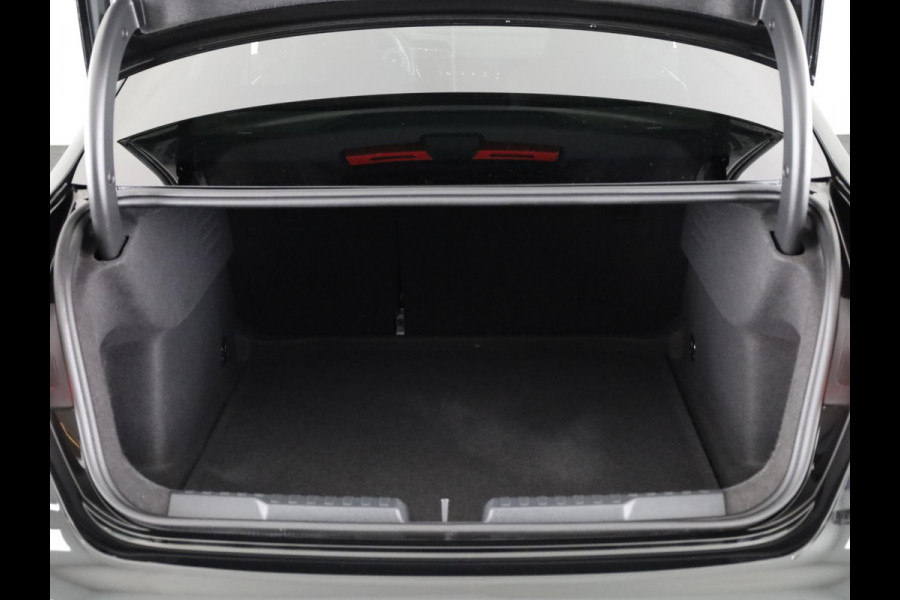 Audi A3 Limousine 35 TFSI S edition 150pk | Panoramadak | Navigatie | 19 inch Lichtmetalen velgen | Licht Pakket | Verlengde garantie