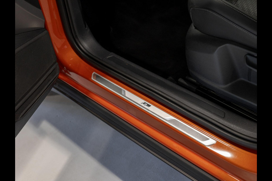 Volkswagen T-Cross 1.0 TSI 2x R-Line / 115pk / Achteruitrij camera / Dodehoek herkenning /