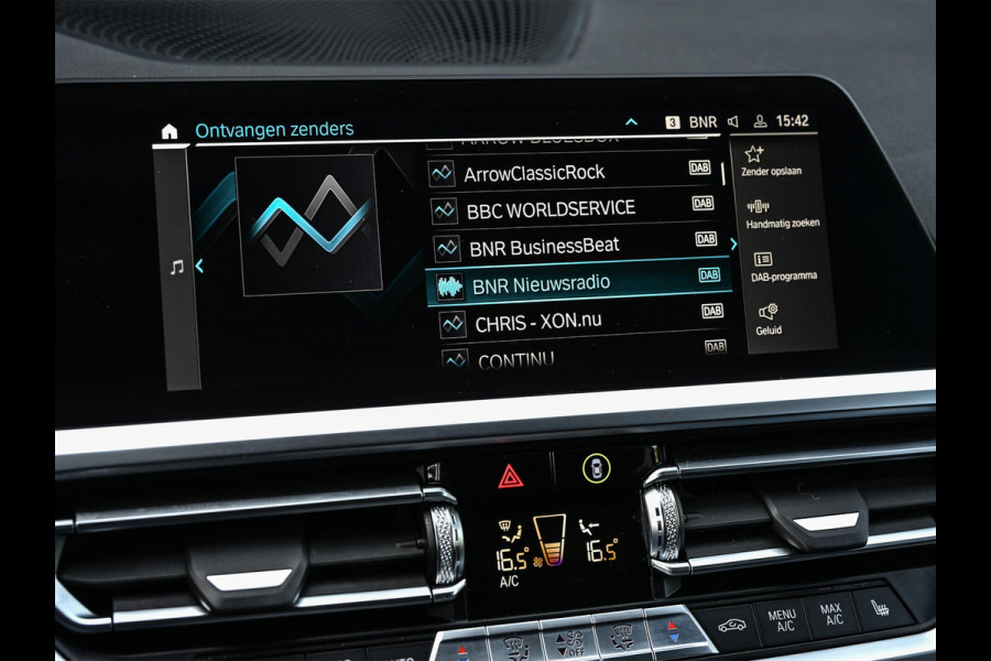 BMW 3 Serie Touring 330e High Executive | M-Sport | Panoramadak | Hifi | ACC | Stoelverwarming | Ambienteverlichting | Keyless | PDC V+A