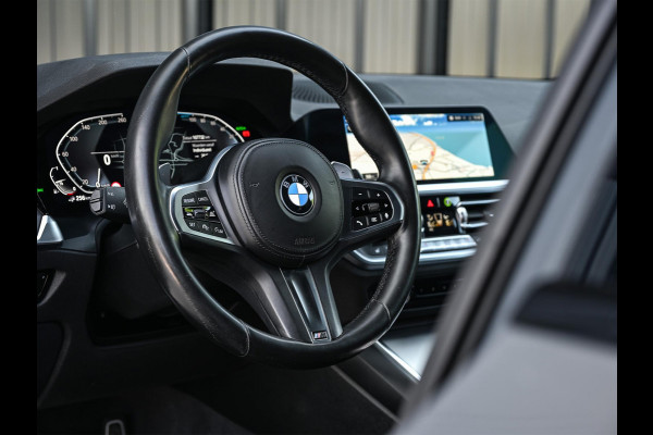 BMW 3 Serie Touring 330e High Executive | M-Sport | Panoramadak | Hifi | ACC | Stoelverwarming | Ambienteverlichting | Keyless | PDC V+A