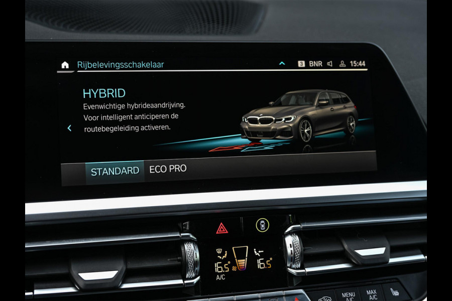 BMW 3 Serie Touring 330e High Executive | M-Sport | Panoramadak | Hifi | ACC | Stoelverwarming | Ambienteverlichting | Keyless | PDC V+A