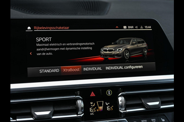 BMW 3 Serie Touring 330e High Executive | M-Sport | Panoramadak | Hifi | ACC | Stoelverwarming | Ambienteverlichting | Keyless | PDC V+A