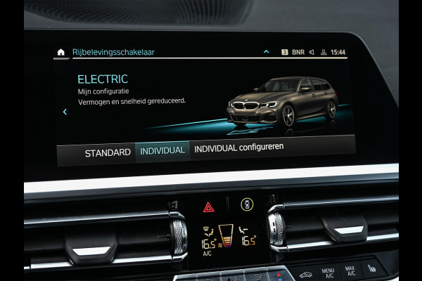 BMW 3 Serie Touring 330e High Executive | M-Sport | Panoramadak | Hifi | ACC | Stoelverwarming | Ambienteverlichting | Keyless | PDC V+A