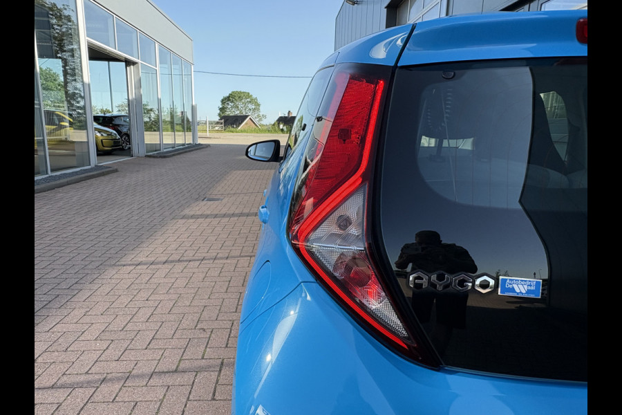 Toyota Aygo 1.0 VVT-i X-Play Automaat 5-drs. CAMERA/CARPLAY/MEDIA/LIMITER