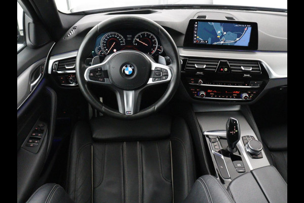 BMW 5 Serie 520i M Sport | Head-Up | Leder | Stoelverwarming | Camera | Sportstoelen | Park Assist | Carplay | Sfeerverlichting | Navigatie | Cruise control | Memory | Climate control | 19'' | Bluetooth