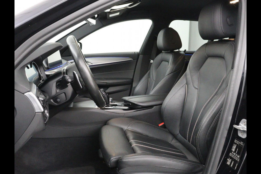 BMW 5 Serie 520i M Sport | Head-Up | Leder | Stoelverwarming | Camera | Sportstoelen | Park Assist | Carplay | Sfeerverlichting | Navigatie | Cruise control | Memory | Climate control | 19'' | Bluetooth