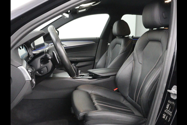 BMW 5 Serie 520i M Sport | Head-Up | Leder | Stoelverwarming | Camera | Sportstoelen | Park Assist | Carplay | Sfeerverlichting | Navigatie | Cruise control | Memory | Climate control | 19'' | Bluetooth