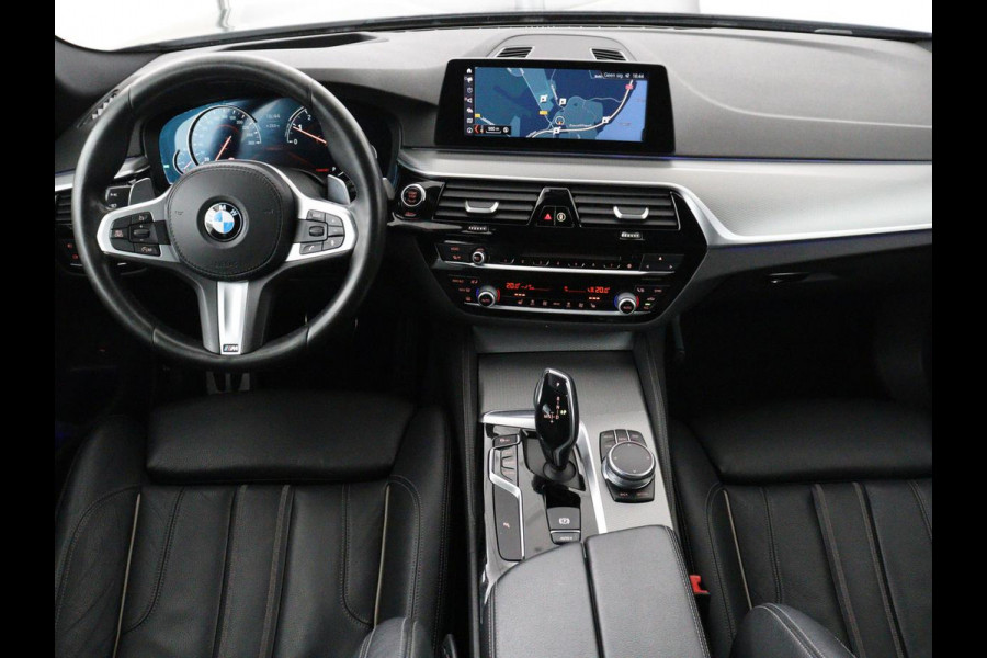 BMW 5 Serie 520i M Sport | Head-Up | Leder | Stoelverwarming | Camera | Sportstoelen | Park Assist | Carplay | Sfeerverlichting | Navigatie | Cruise control | Memory | Climate control | 19'' | Bluetooth