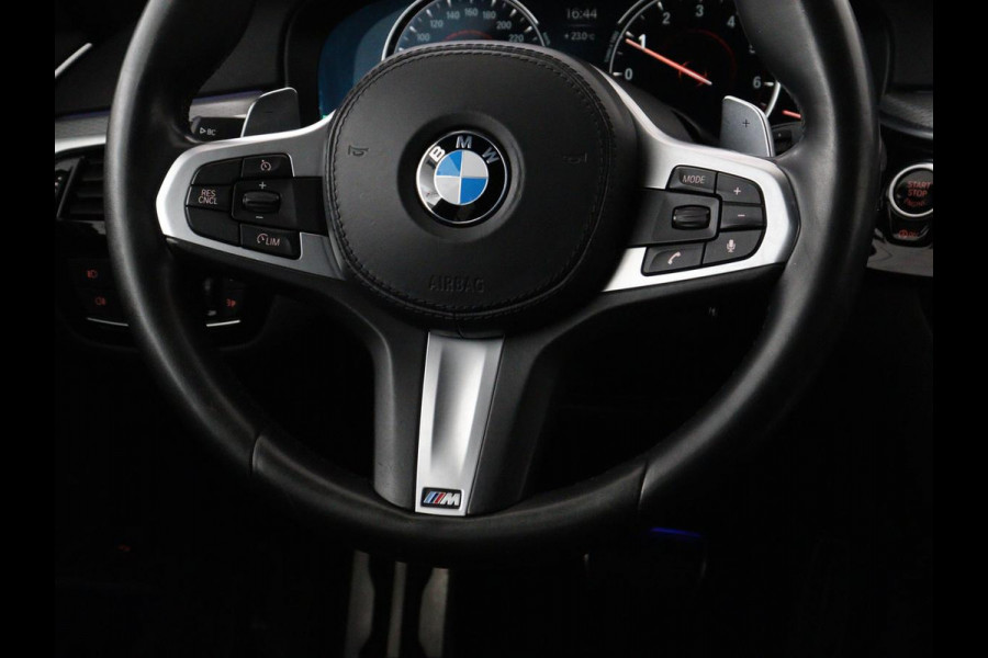 BMW 5 Serie 520i M Sport | Head-Up | Leder | Stoelverwarming | Camera | Sportstoelen | Park Assist | Carplay | Sfeerverlichting | Navigatie | Cruise control | Memory | Climate control | 19'' | Bluetooth