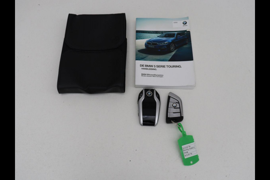 BMW 5 Serie 520i M Sport | Head-Up | Leder | Stoelverwarming | Camera | Sportstoelen | Park Assist | Carplay | Sfeerverlichting | Navigatie | Cruise control | Memory | Climate control | 19'' | Bluetooth