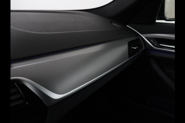 BMW 5 Serie 520i M Sport | Head-Up | Leder | Stoelverwarming | Camera | Sportstoelen | Park Assist | Carplay | Sfeerverlichting | Navigatie | Cruise control | Memory | Climate control | 19'' | Bluetooth