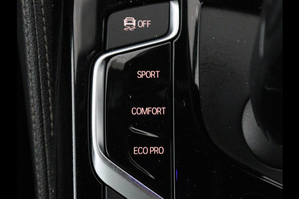 BMW 5 Serie 520i M Sport | Head-Up | Leder | Stoelverwarming | Camera | Sportstoelen | Park Assist | Carplay | Sfeerverlichting | Navigatie | Cruise control | Memory | Climate control | 19'' | Bluetooth