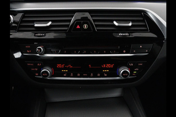 BMW 5 Serie 520i M Sport | Head-Up | Leder | Stoelverwarming | Camera | Sportstoelen | Park Assist | Carplay | Sfeerverlichting | Navigatie | Cruise control | Memory | Climate control | 19'' | Bluetooth