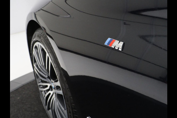 BMW 5 Serie 520i M Sport | Head-Up | Leder | Stoelverwarming | Camera | Sportstoelen | Park Assist | Carplay | Sfeerverlichting | Navigatie | Cruise control | Memory | Climate control | 19'' | Bluetooth