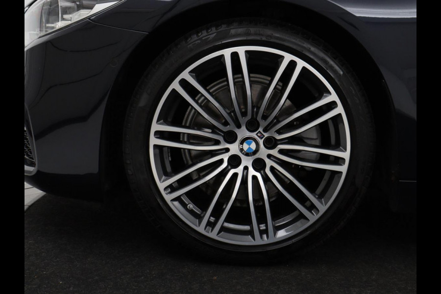 BMW 5 Serie 520i M Sport | Head-Up | Leder | Stoelverwarming | Camera | Sportstoelen | Park Assist | Carplay | Sfeerverlichting | Navigatie | Cruise control | Memory | Climate control | 19'' | Bluetooth