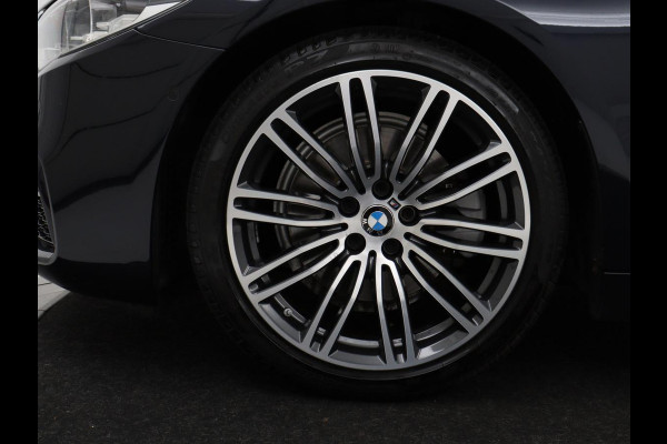 BMW 5 Serie 520i M Sport | Head-Up | Leder | Stoelverwarming | Camera | Sportstoelen | Park Assist | Carplay | Sfeerverlichting | Navigatie | Cruise control | Memory | Climate control | 19'' | Bluetooth