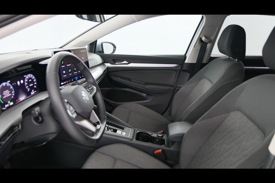Volkswagen Golf 1.5 eHybrid 204 pk Life Edition DSG / Stoel en stuurwielverwarming / App Connect