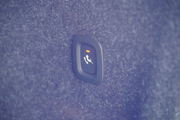 Volvo XC40 1.5 T2 Momentum / NL-Auto / 22dkm NAP / Elek. Trekhaak / Camera / Navigatie / DAB / Climate