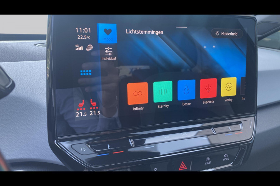 Volkswagen ID.3 First Plus 58 kWh 204pk | Camera | Stoelverwarming | IQ light | App Connect