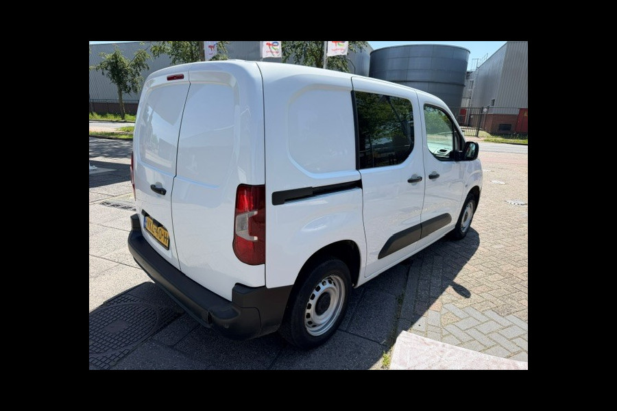 Peugeot Partner 1.2 PureTech Premium AIRCO I NAVI I PDC I MULTIMEDIA I 1e EIGENAAR I COMPLETE ONDERHOUDSHISTORIE RECENT ONDERHOUD, DISTIBUTIE, KOPPELING EN REMMEN VERVANGEN.