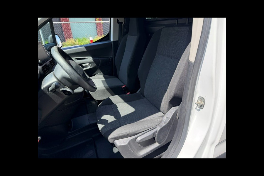 Peugeot Partner 1.2 PureTech Premium AIRCO I NAVI I PDC I MULTIMEDIA I 1e EIGENAAR I COMPLETE ONDERHOUDSHISTORIE RECENT ONDERHOUD, DISTIBUTIE, KOPPELING EN REMMEN VERVANGEN.