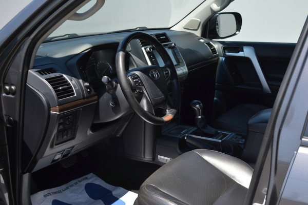Toyota Land Cruiser 150 2.8 D-4D-F Executive Window Van