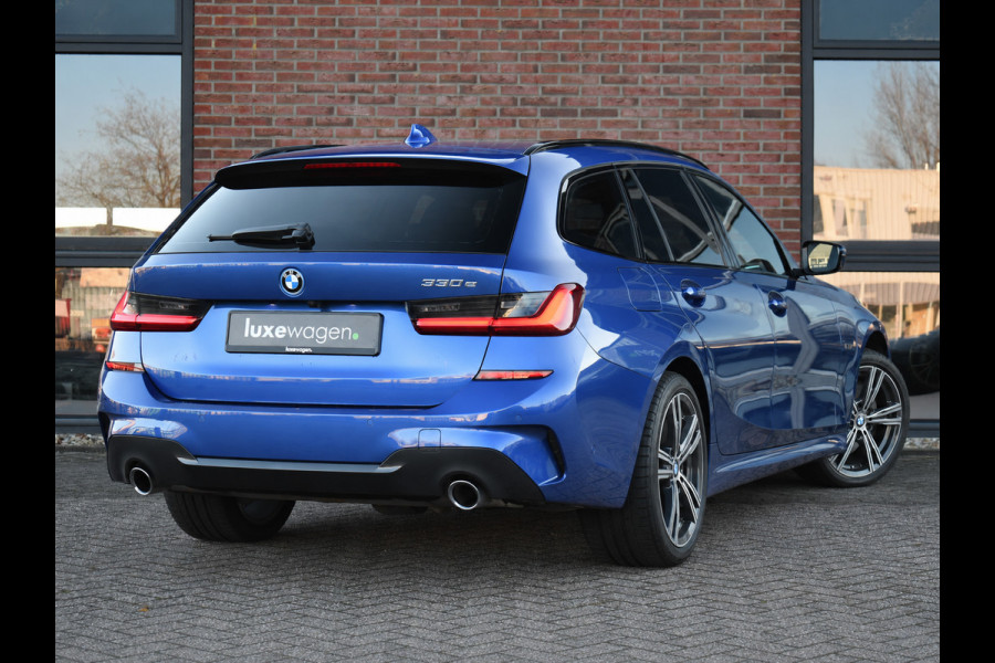 BMW 3 Serie Touring 330e xDrive M-Sport Pano Trekh El-zetels HUD Laser 19inch Adp-onderstel