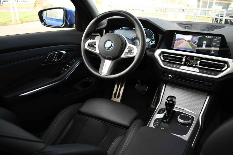 BMW 3 Serie Touring 330e xDrive M-Sport Pano Trekh El-zetels HUD Laser 19inch Adp-onderstel
