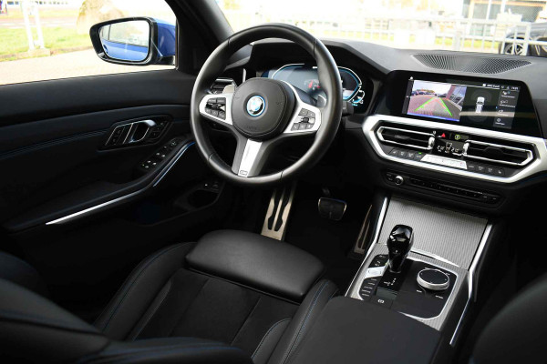 BMW 3 Serie Touring 330e xDrive M-Sport Pano Trekh El-zetels HUD Laser 19inch Adp-onderstel