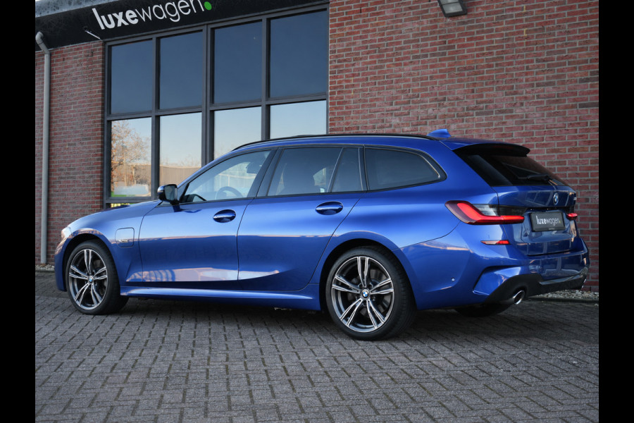 BMW 3 Serie Touring 330e xDrive M-Sport Pano Trekh El-zetels HUD Laser 19inch Adp-onderstel