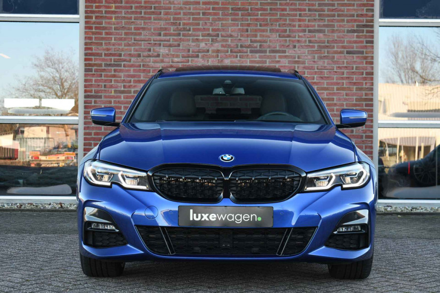 BMW 3 Serie Touring 330e xDrive M-Sport Pano Trekh El-zetels HUD Laser 19inch Adp-onderstel