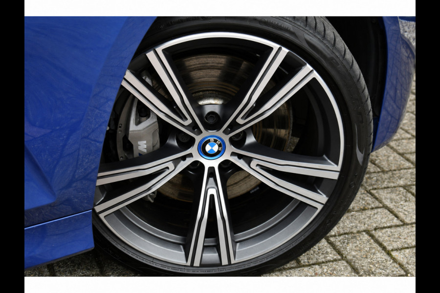 BMW 3 Serie Touring 330e xDrive M-Sport Pano Trekh El-zetels HUD Laser 19inch Adp-onderstel