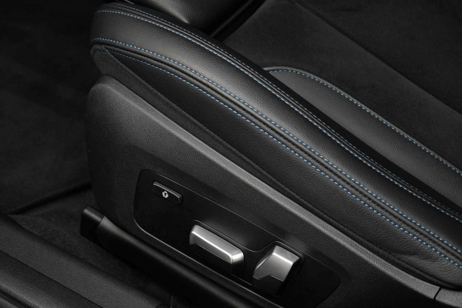 BMW 3 Serie Touring 330e xDrive M-Sport Pano Trekh El-zetels HUD Laser 19inch Adp-onderstel