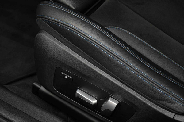 BMW 3 Serie Touring 330e xDrive M-Sport Pano Trekh El-zetels HUD Laser 19inch Adp-onderstel